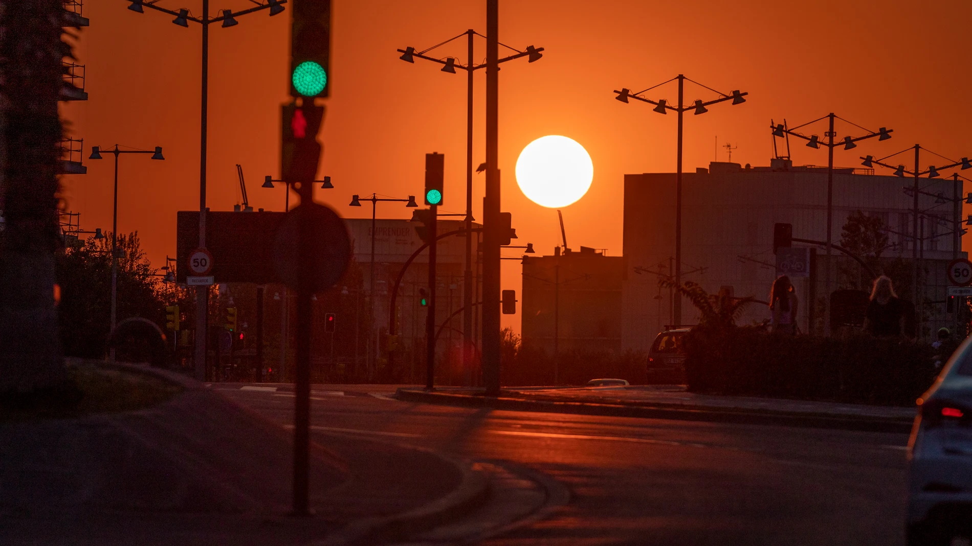 ZARAGOZA, 11/07/2022.- El sol ocultándose en Zaragoza. EFE/ Javier Belver