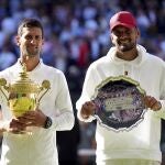Novak Djokovic y Nick Kyrgios, con los trofeos de campeón y subcampeón de Wimbledon, respectivamente.