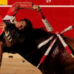 Espectacular par de banderillas de Colombo al tercer toro de la tarde