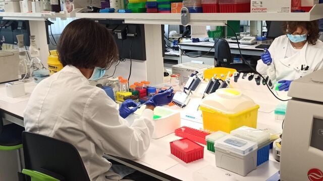 Investigadoras del virus de la viruela del mono en el Instituto de Salud Carlos III