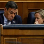 El presidente del Gobierno, Pedro Sánchez (i), y la vicepresidenta primera y ministra de Asuntos Económicos y Transformación Digital, Nadia Calviño (d), durante el debate sobre el estado de la nación