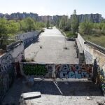 Acceso abandonado a uno de los antiguos cuarteles de la Operaci&oacute;n Campamento