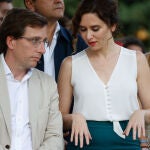 El alcalde, José Luis Martínez Almeida y la presidenta de la Comunidad de Madrid, Isabel Díaz Ayuso, ayer, en el 25 aniversario del secuestro y asesinato de Miguel Ángel Blanco