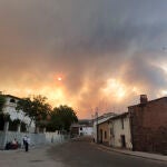 Vista del incendio en la localidad de Serradilla del Arroyo (Salamanca) que se ha propagado con el viento desde Cácere