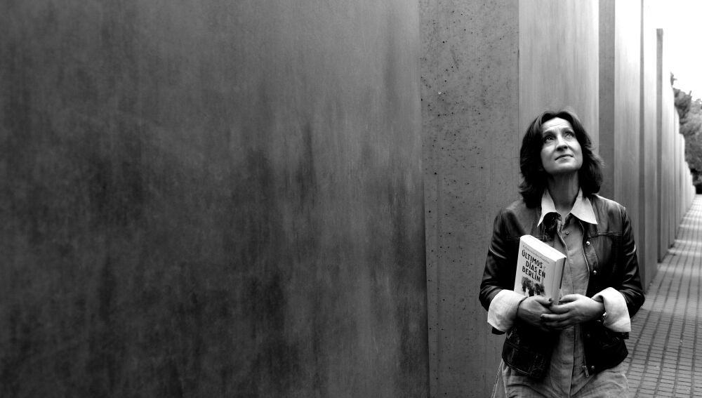 Paloma Sánchez-Garnica posa en el interior del Monumento al Holocausto