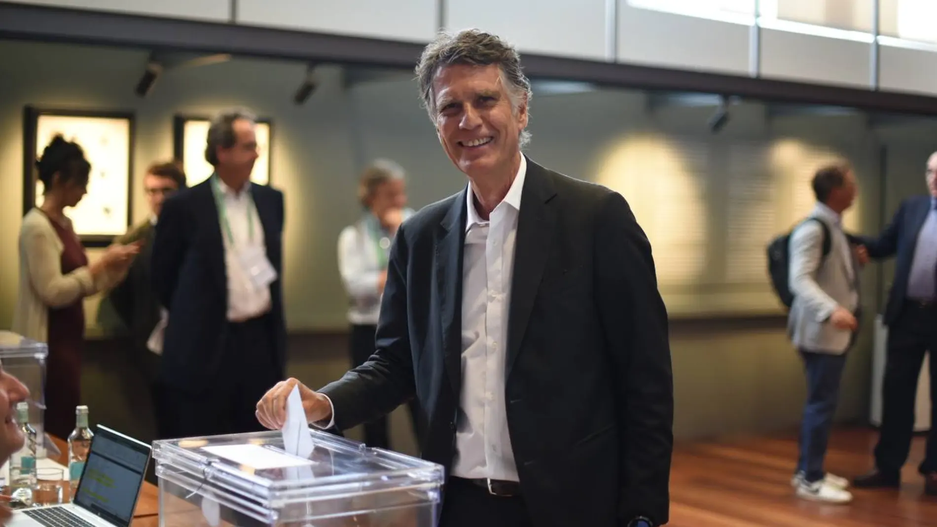 Jaume Guardiola en el momento de acudir a votar a la sede del Círculo de Economía