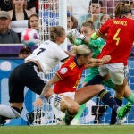 La guardameta de la selección española, Sandra Paños despeja un balón ante la delantera de Alemania