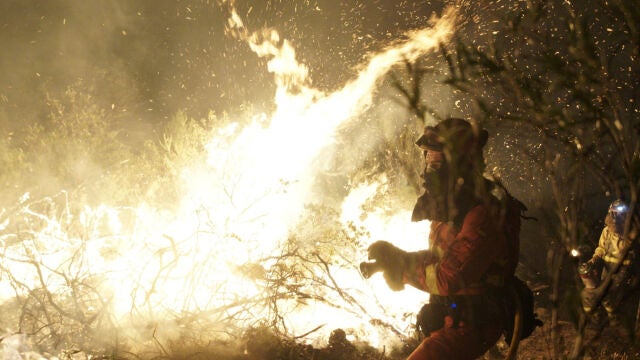 Los bomberos tratan de combatir el fuego declarado ayer en la localidad de El Ladrillar (Cáceres)