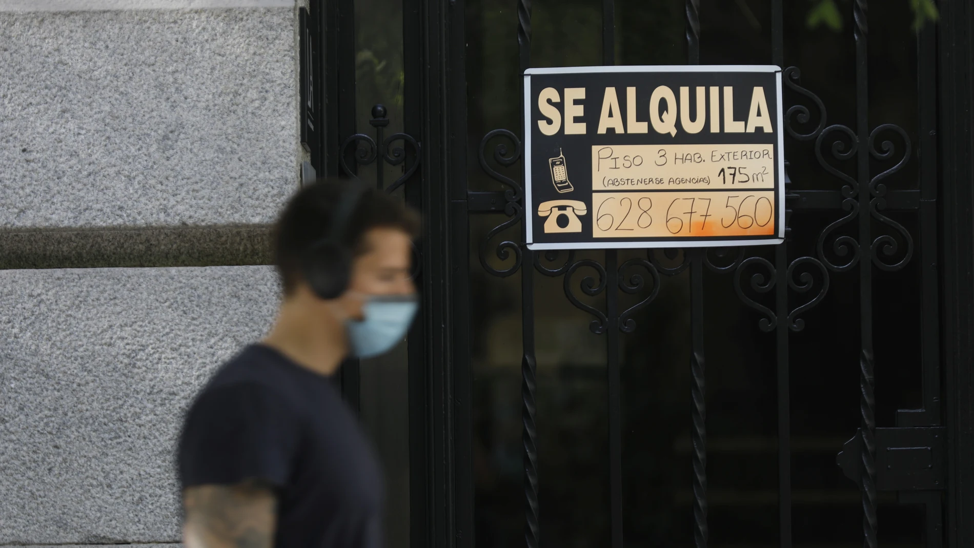 Imágenes de carteles inmobiliarios de alquiler. Venta y alquiler de viviendas.