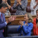 MADRID, 13/07/2022.- (i-d) El presidente del Gobierno, Pedro Sánchez, la vicepresidenta primera y ministra de Asuntos Económicos y Transformación Digital, Nadia Calviño, y la vicepresidenta segunda y ministra de Trabajo y Economía Social, Yolanda Díaz, durante la segunda jornada del debate sobre el Estado de la Nación este miércoles en el Congreso. EFE/ Kiko Huesca