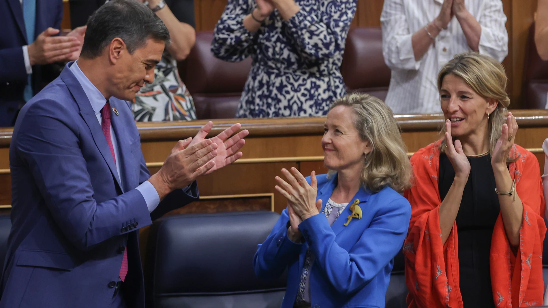 MADRID, 13/07/2022.- (i-d) El presidente del Gobierno, Pedro Sánchez, la vicepresidenta primera y ministra de Asuntos Económicos y Transformación Digital, Nadia Calviño, y la vicepresidenta segunda y ministra de Trabajo y Economía Social, Yolanda Díaz, durante la segunda jornada del debate sobre el Estado de la Nación este miércoles en el Congreso. EFE/ Kiko Huesca