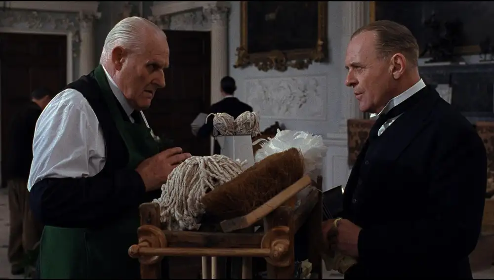 Anthony Hopkins (dcha.) protagoniza "Lo que queda del día", película de 1993 que narra los recuerdos de un mayordomo en la finca de un noble inglés