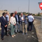 La consejera María González Corral durante la visita a las obras de la travesía de La Granja (Segovia)