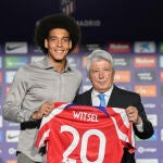 Witsel posa con su nueva camiseta y el presidente del Atlético de Madrid, Enrique Cerezo