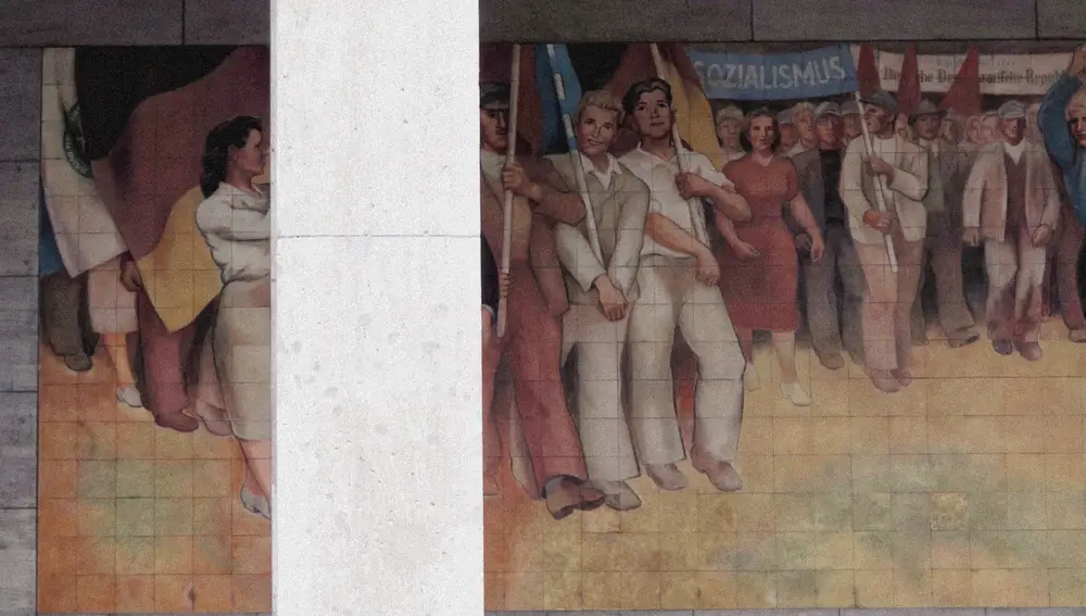 En el exterior del edificio Detlev Rohwedder se encuentra el gran mural titulado "Construyendo la República" realizado en porcelana de Meissen por el artista Max Lingner.