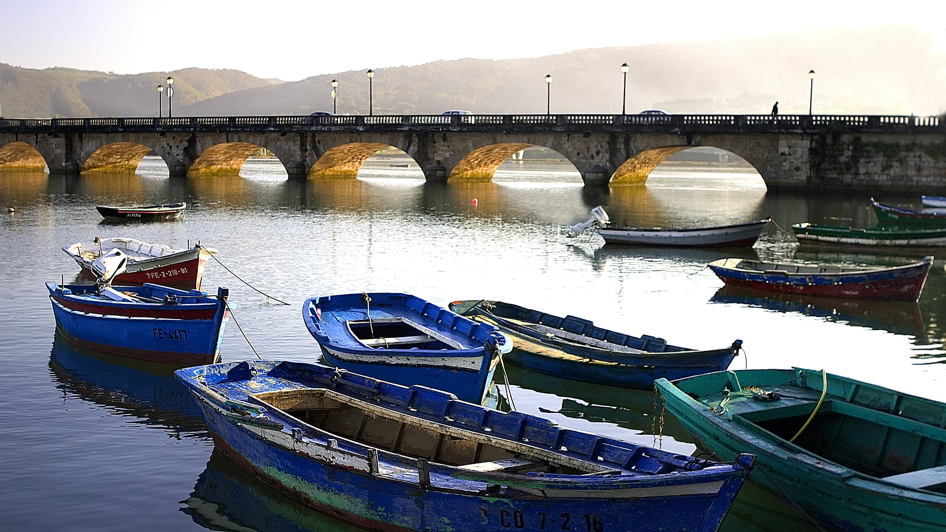 Vista del puente de Pontedeume, emblemática villa costera de origen medieval