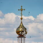 Cúpula de una iglesia ortodoxa destruida durante los combates en Ucrania