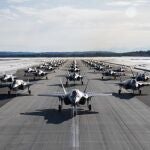 Una formación de aviones F-35 Lightning II de la Fuerza Aérea de EEUU asignados a la 354th Fighter Wing, realizan una caminata en la base de la Fuerza Aérea 13/07/2022