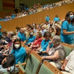 El Teatro de la Maestranza reunió ayer en el coliseo lírico a más de mil personas mayores en una función especial de la ópera La Traviata