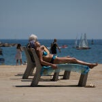 Varias personas toman el sol en la playa de la Barceloneta, a 13 de julio de 2022, en Barcelona, Catalunya (España).