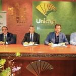 El concejal de Educación, Luis Verde, y el presidente de la Fundación Bancaria Unicaja, José M. Domínguez, durante la firman del convenio