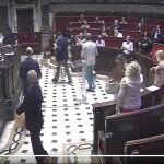 Los concejales del PP, Cs, y Vox abandonan el hemiciclo en una imagen del circuito interno de televisión del Ayuntamiento