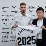 Samu Castillejo, presentado como nuevo jugador del Valencia.