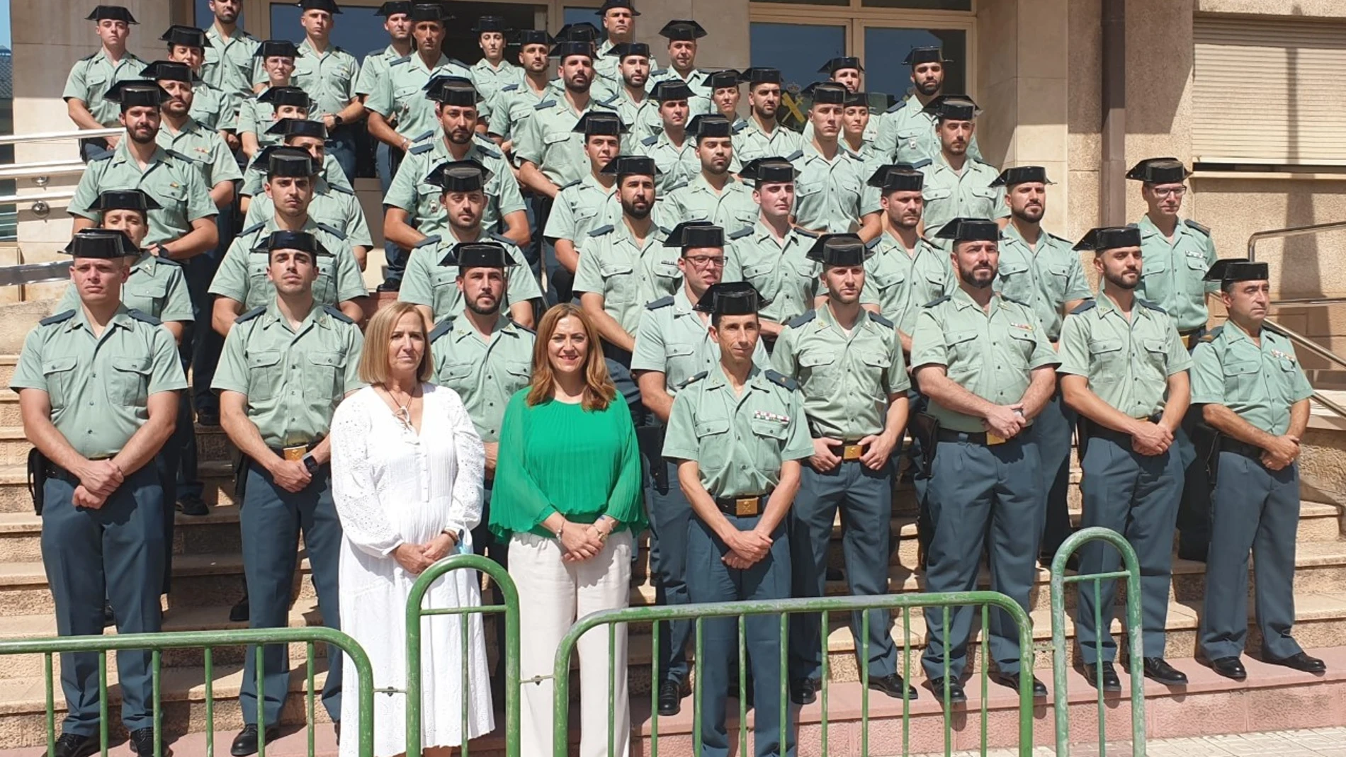 La delegada del Gobierno en Castilla y León, Virginia Barcones, junto a los guardias civiles que van a realizar sus prácticas en Soria