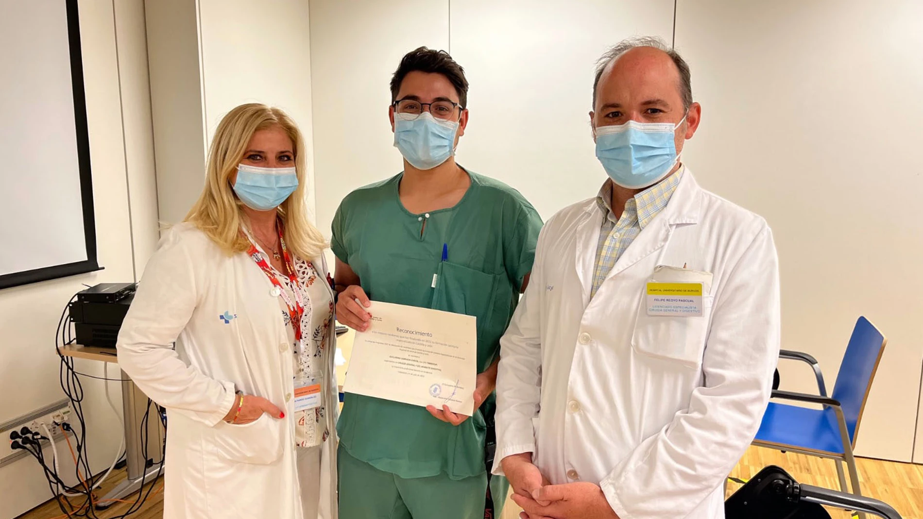 El Dr. Guillermo Cabriada, acompaÑado por los responsables del Programa de formación MIR del HUBU, Paula Pardo y el Dr. Felipe Reoyo