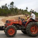 Dos hombres montados en un tractor (AP Photo/Armando Franca)