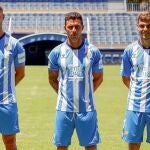 Rubén Castro, flanqueado por Fran Sol y Aleix Febas durante su presentación como nuevos jugadores del Málaga
