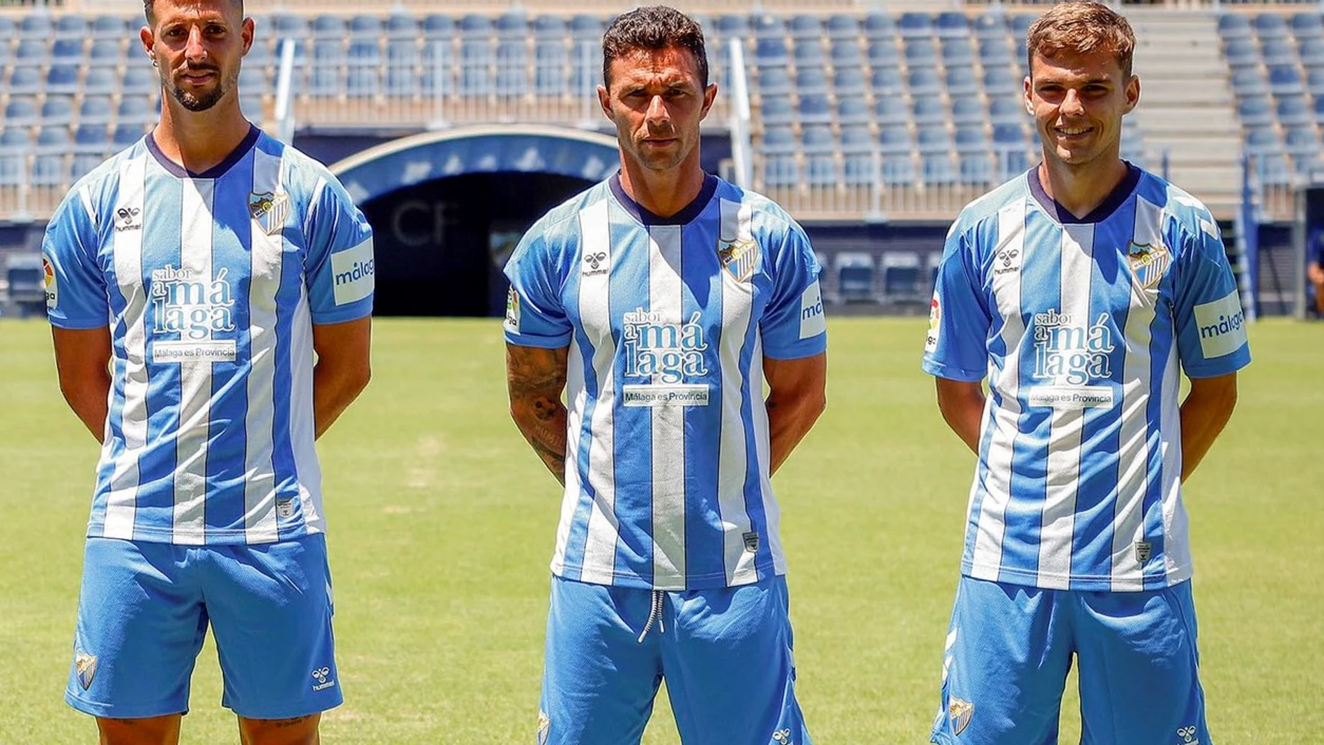 Rubén Castro, flanqueado por Fran Sol y Aleix Febas durante su presentación como nuevos jugadores del Málaga