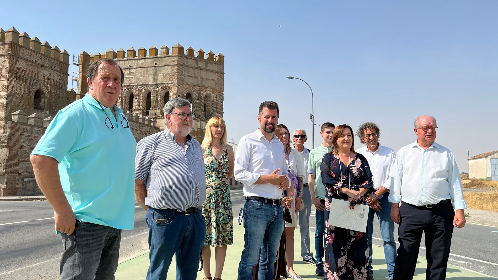 El secretario general del PSOE de Castilla y León, Luis Tudanca, visita la muralla de Madrigal de las Altas Torres (Ávila)
