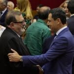 El presidente de la Junta de Andalucía en funciones, Juanma Moreno, saluda al expresidente andaluz José Rodríguez de la Borbolla al inicio de la sesión constitutiva de la XII Legislatura en el Parlamento andaluz. JOAQUÍN CORCHERO (EUROPA PRESS)
