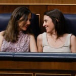 La ministra de Igualdad, Irene Montero, conversa con la responsable de Derechos Sociales, Ione Belarra