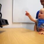 Un niño de un año durante el estudio que utiliza el seguimiento ocular para analizar el comportamiento de la mirada