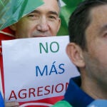 Una concentración en protesta por las agresiones a los trabajadores en los centros penitenciarios. EFE/Javier Cebollada