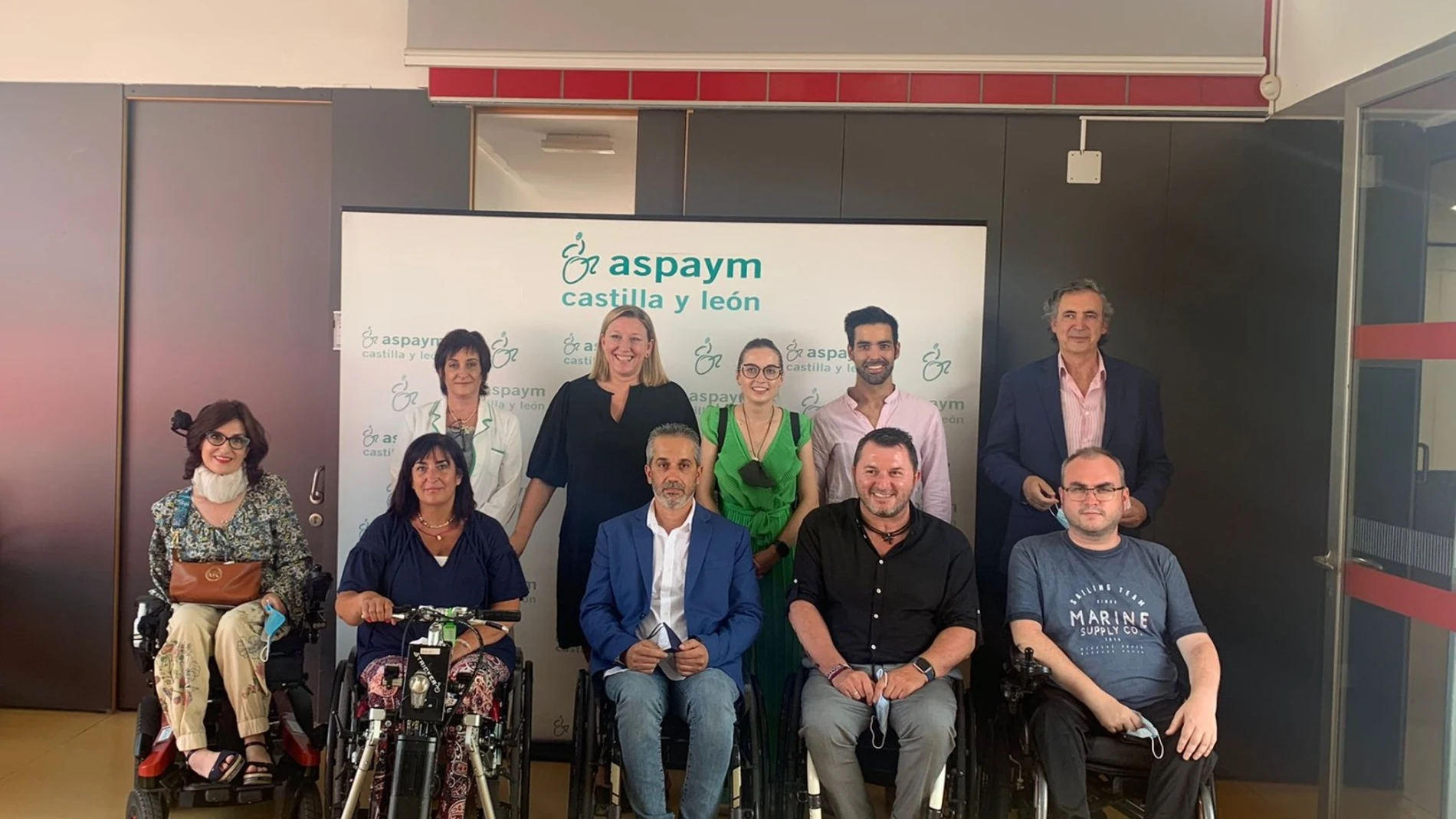 La consejera Isabel Blanco junto a los dirigentes de Aspaym presentan el campamento