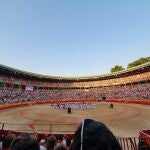 La plaza de Pamplona antes de que diera comienzo el último encierro de los sanfermines