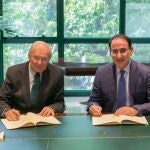 El presidente de Unicaja Banco, Manuel Azuaga, y el presidente de Garántia, Javier González de Lara