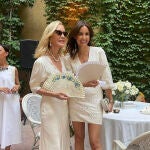 Carmen Lomana con vestido blanco.