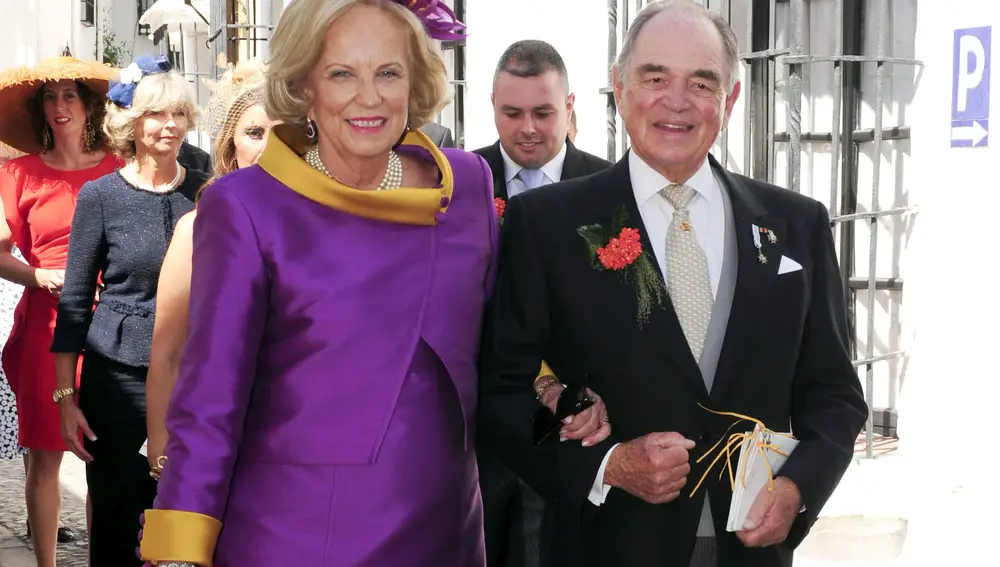 EL CONDE RUDI SCHOENBURG CON SU MUJER MARIA LUISA DE PRUSIA DURANTE LA BODA ENTRE SOPHIE VON SCHOENBURG Y CARLOS ANDREU EN RONDA