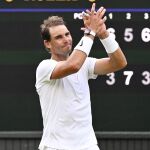 Rafa Nadal aplaude al público después de ganar a Taylor Fritz en Wimbledon.