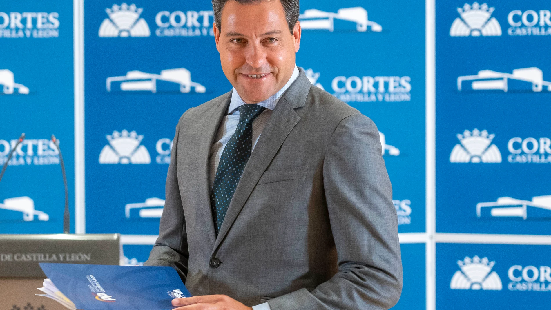 El portavoz del Grupo Parlamentario Popular en las Cortes de Castilla y León, Raúl de la Hoz, ofrece una rueda de prensa para presentar una iniciativa en materia de transporte
