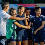 Las jugadoras de la selección española y su técnico Jorge Vilda, en un entrenamiento antes del partido contra Dinamarca