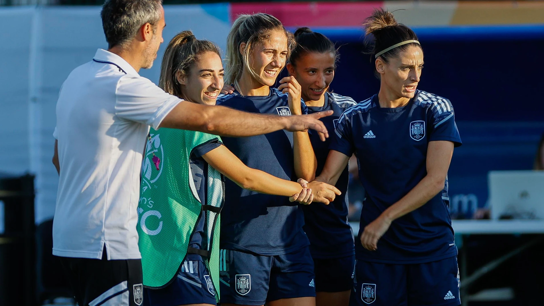 Las jugadoras de la selección española y su técnico Jorge Vilda, en un entrenamiento antes del partido contra Dinamarca
