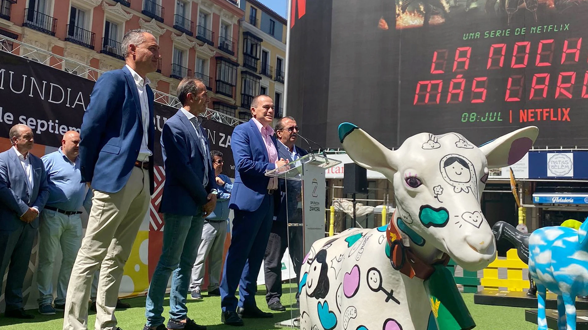 El presidente de la Diputación de Zamora, Francisco José Requejo, presenta la exposición ‘Ovejas Fromago Cheese Experience’ en la Plaza de Callao, Madrid