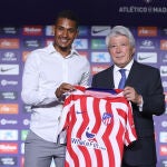 Samuel Lino en su presenteción con el Atlético de Madrid. EFE/ Kiko Huesca