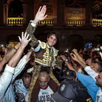 GRAFCVA7248. VALENCIA, 15/07/2022.- Corrida de toros de la Feria de Julio, con astados de Victoriano Del Río y de Cortés para Morante de la Puebla, Román y Roca Rey. En la imagen Roca Rey sale por la puerta grande de la plaza de Toros de Valencia. EFE/Biel Aliño