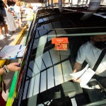Control de coches de VTC por la Comunidad de Madrid en la estación de Atocha para controlar su cumplimiento de la normativa y legalidad.